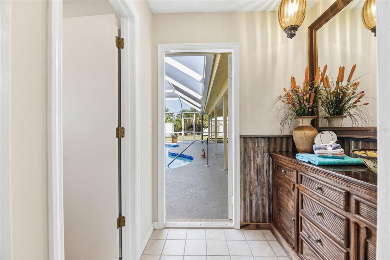 8432 Palm Lakes Court, Sarasota, FL 34243 Photo