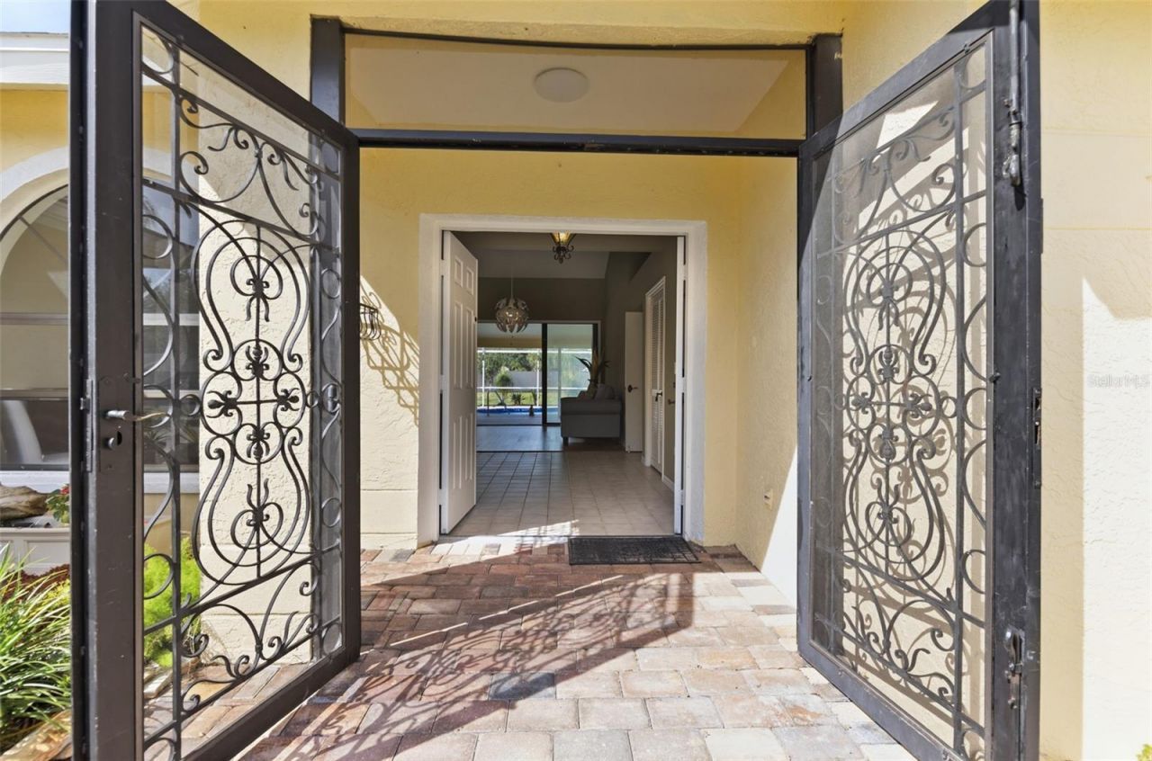 8432 Palm Lakes Court, Sarasota, FL 34243 Photo