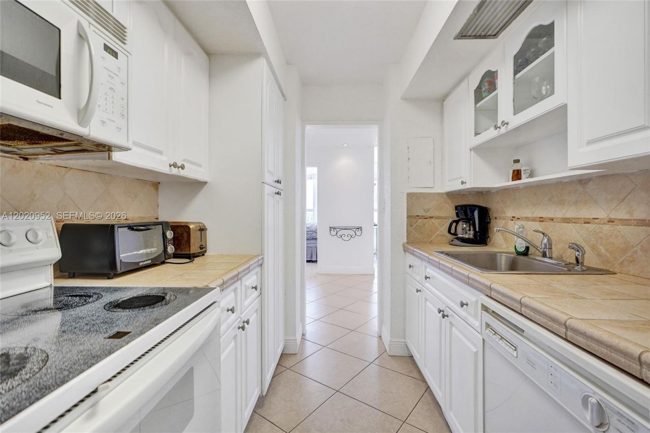 4925 Collins Ave, Unit 3H, Miami Beach, FL 33140 Photo