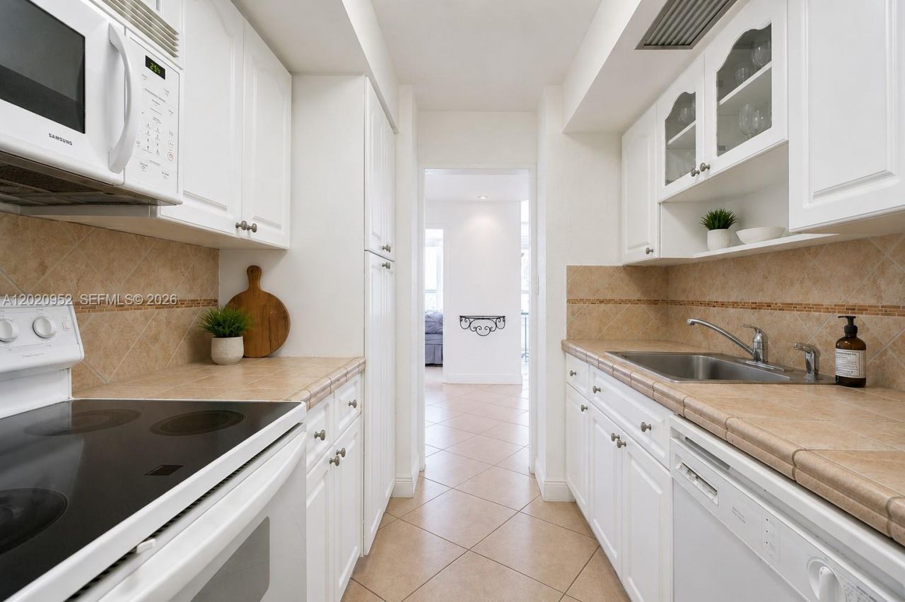 4925 Collins Ave, Unit 3H, Miami Beach, FL 33140 Photo