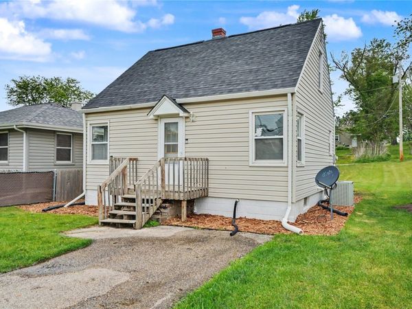 1216 22nd Avenue SW, Cedar Rapids, IA 52404