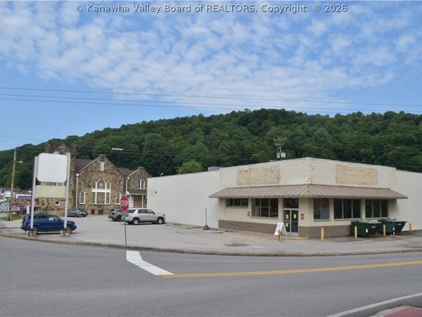 8699 Elk River Road N, Clendenin, WV 25045