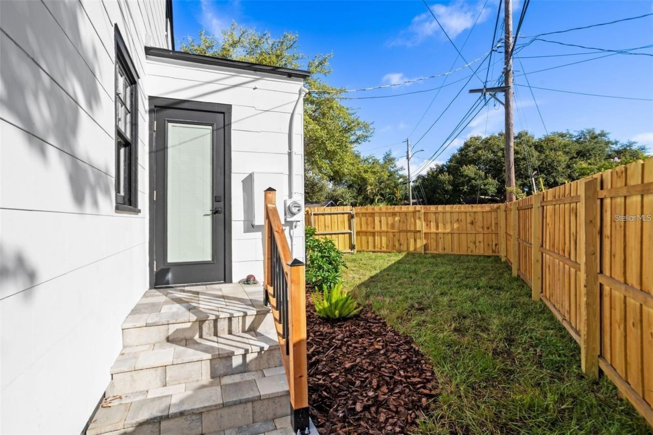 1224 Greenwood Avenue N, Saint Petersburg, FL 33704 Photo