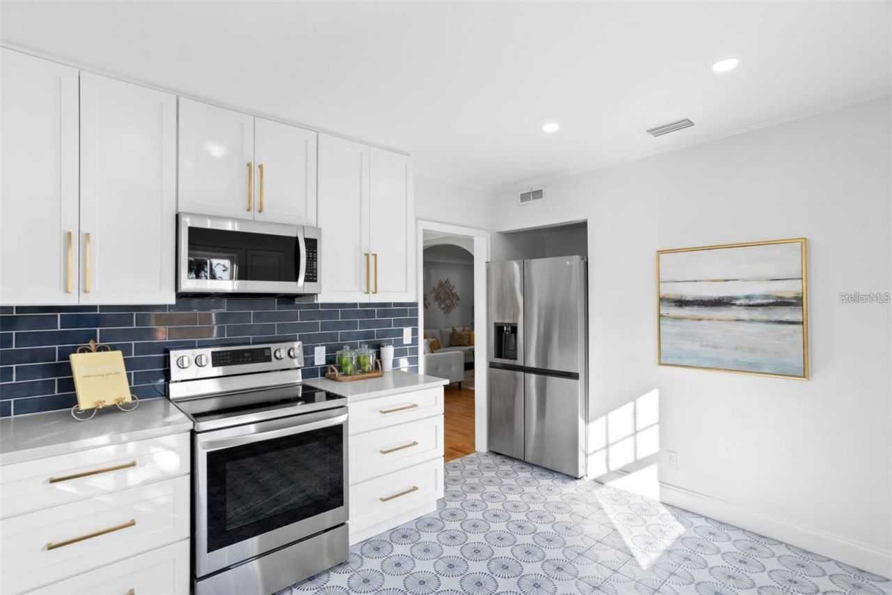 1224 Greenwood Avenue N, Saint Petersburg, FL 33704 Photo