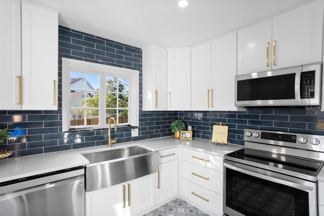 1224 Greenwood Avenue N, Saint Petersburg, FL 33704 Photo