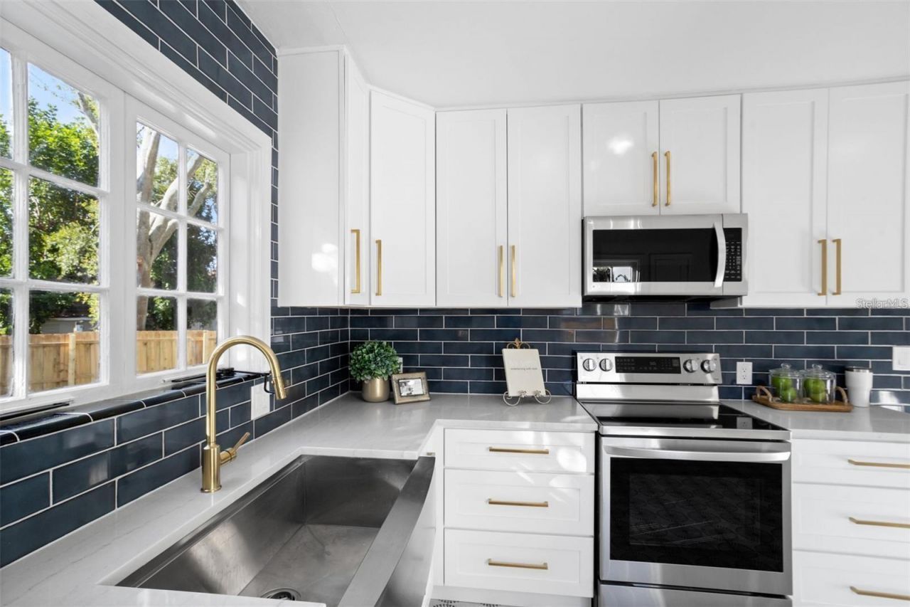 1224 Greenwood Avenue N, Saint Petersburg, FL 33704 Photo