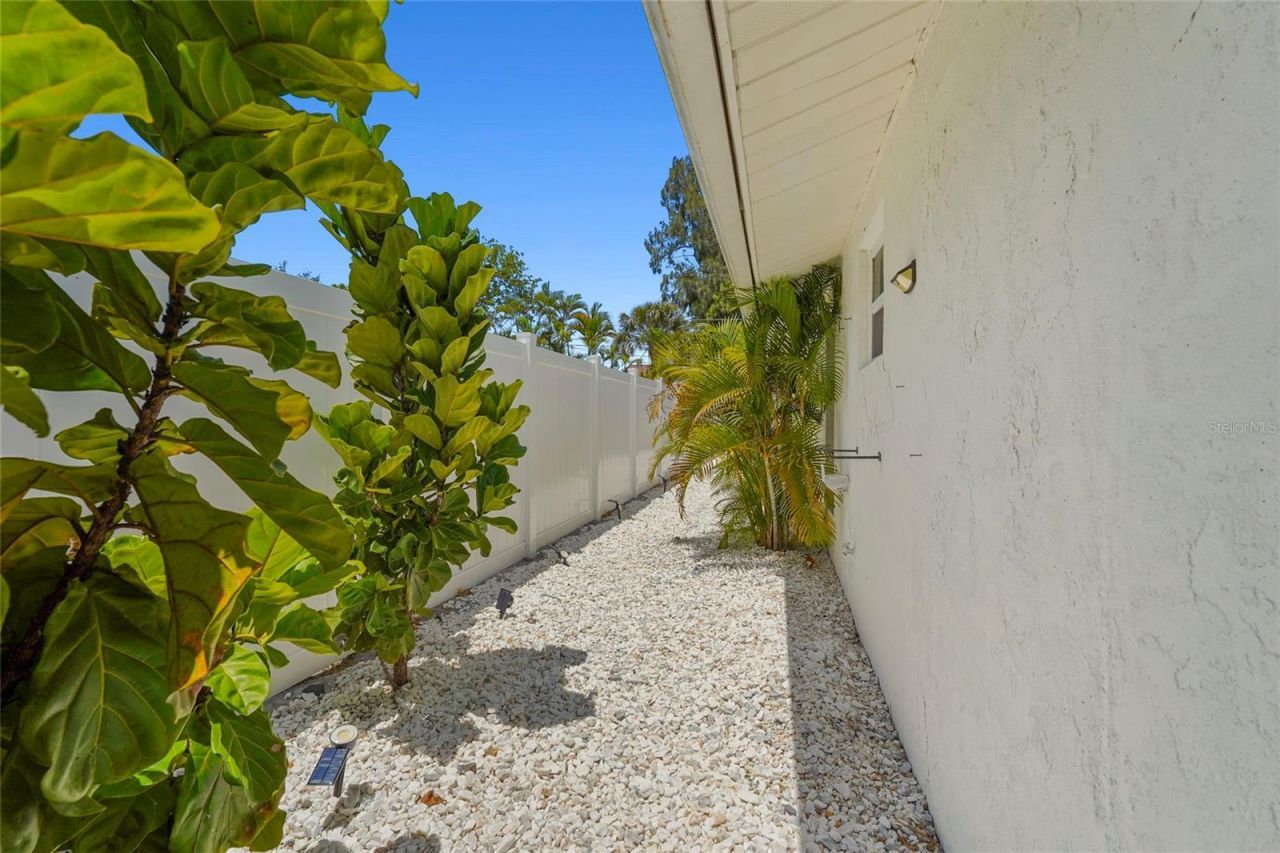 831 Winter Garden Drive, Sarasota, FL 34243 Photo
