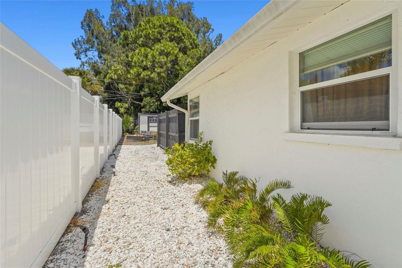 831 Winter Garden Drive, Sarasota, FL 34243 Photo