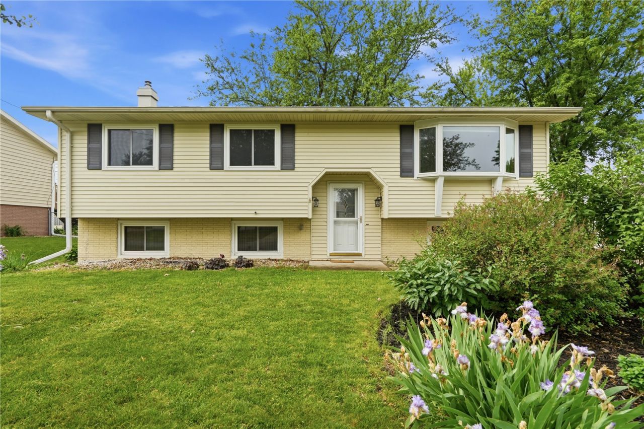 1069 Emmons St, Hiawatha, IA 52233 Main Photo