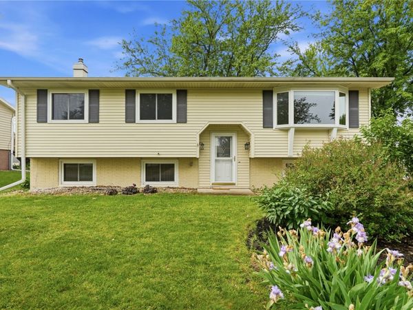 1069 Emmons St , Hiawatha, IA 52233