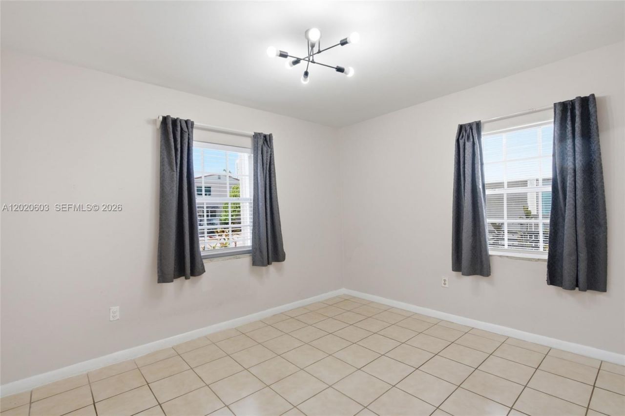 3750 SW 27th St , Miami, FL 33134 Photo