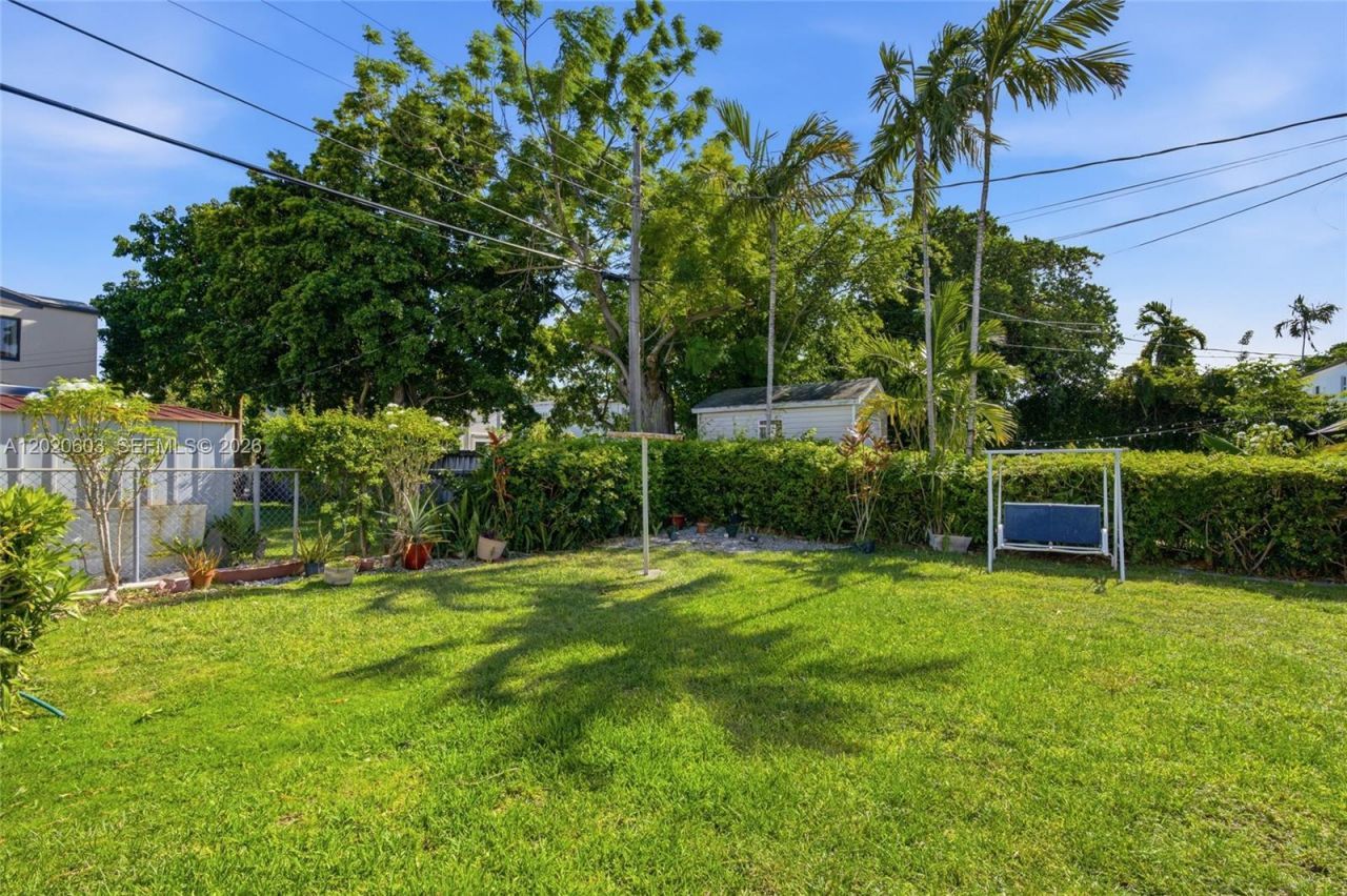 3750 SW 27th St , Miami, FL 33134 Photo