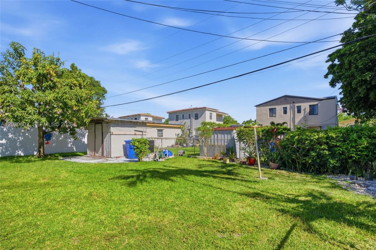 3750 SW 27th St , Miami, FL 33134 Photo