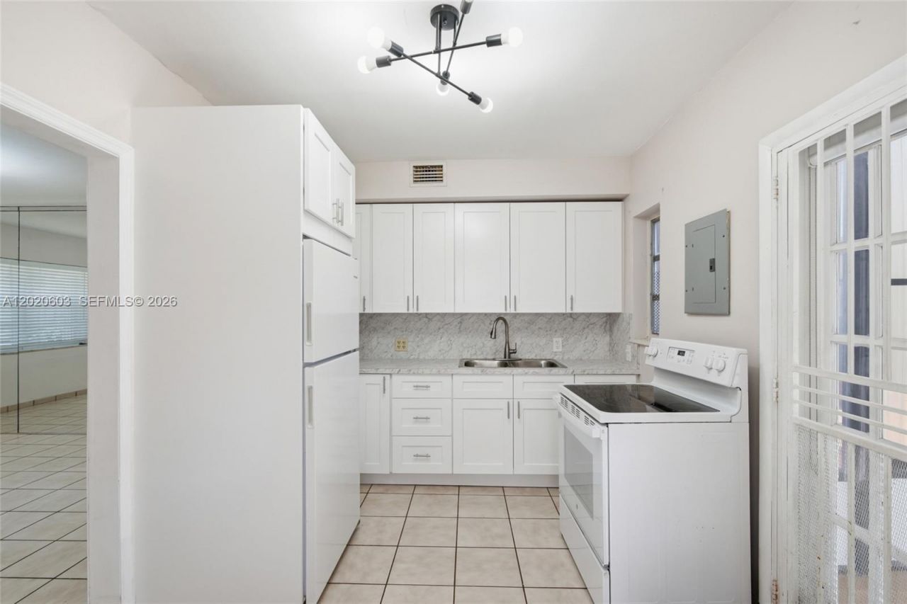 3750 SW 27th St , Miami, FL 33134 Photo