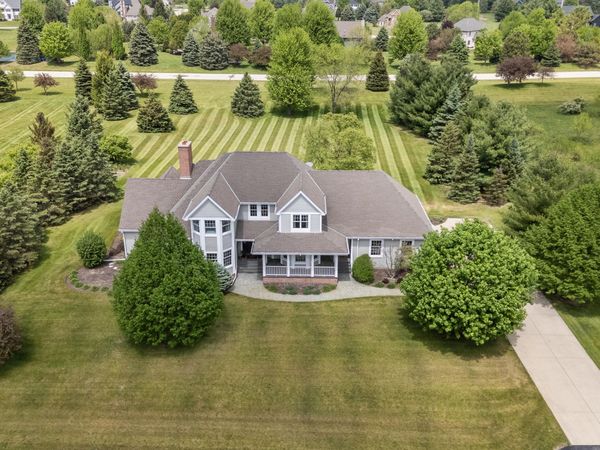 N61W29060 Parkside Pl, Merton, WI 53029