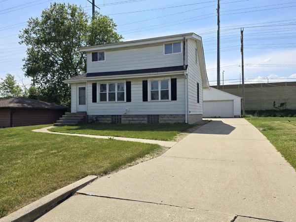 1031 S 98th St, West Allis, WI 53214