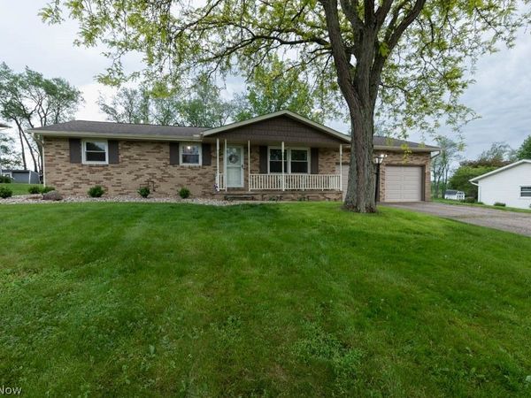 1094 Desert Street NE, Uniontown, OH 44685