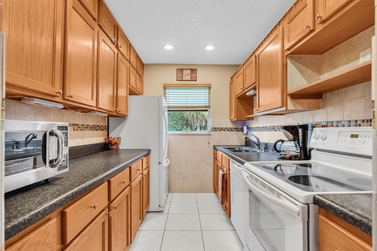 840 N High Point Blvd Boulevard N, Unit B, Delray Beach, FL 33445 Photo