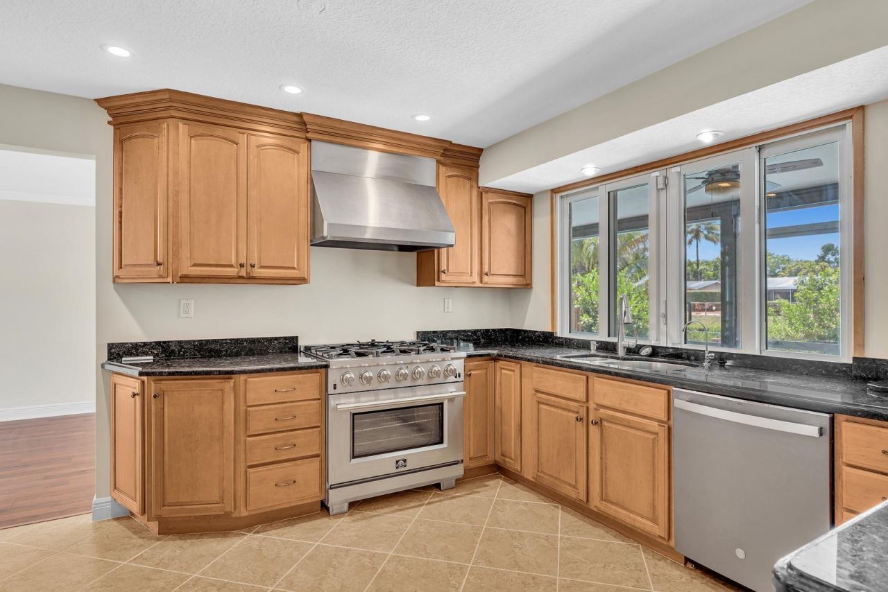 2411 NW 87th Avenue, Sunrise, FL 33322 Photo