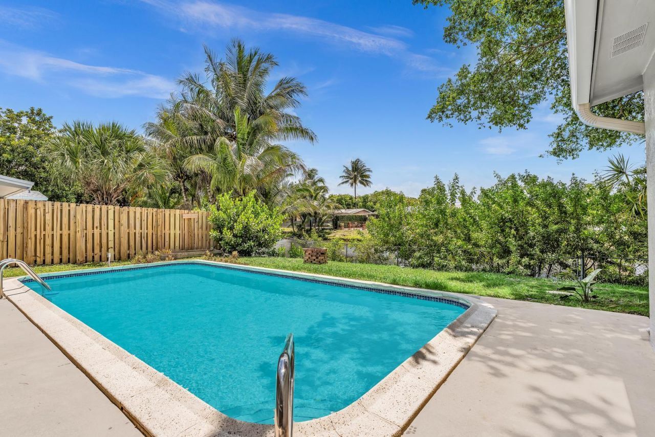 2411 NW 87th Avenue, Sunrise, FL 33322 Photo
