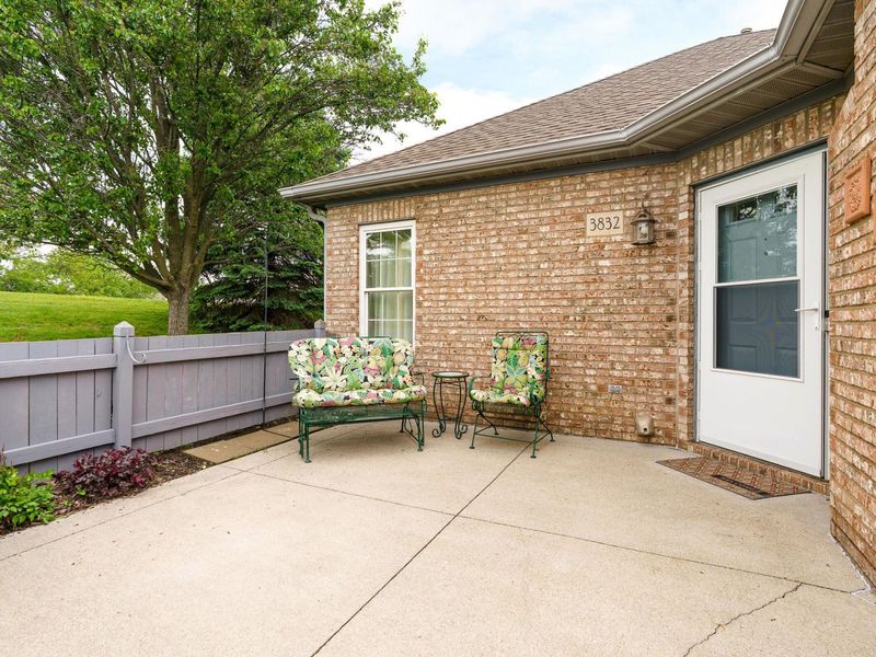 3832 Falls Circle Drive, Unit 22, Hilliard, OH 43026 Photo 6
