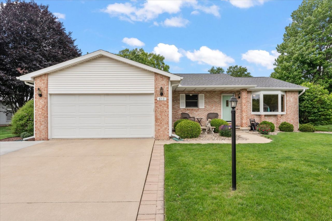 613 Crestwood Drive, Champaign, IL 61822 Main Photo