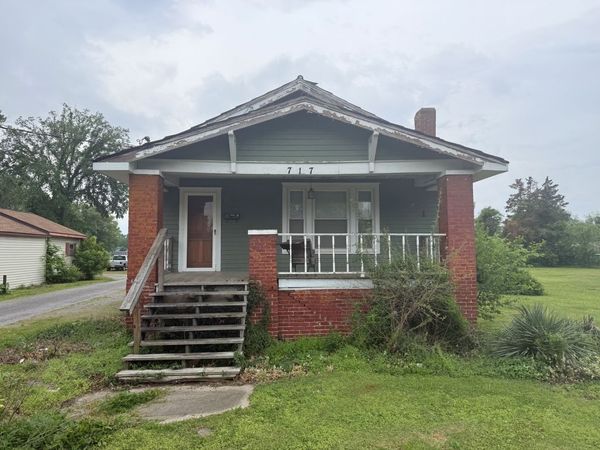 717 W Sloan Street , Harrisburg, IL 62946
