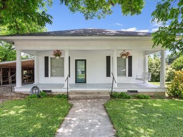 102 S Hogan Street , Holland, TX 76534