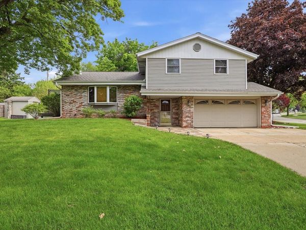 1880 Stardust DRIVE, Waukesha, WI 53186