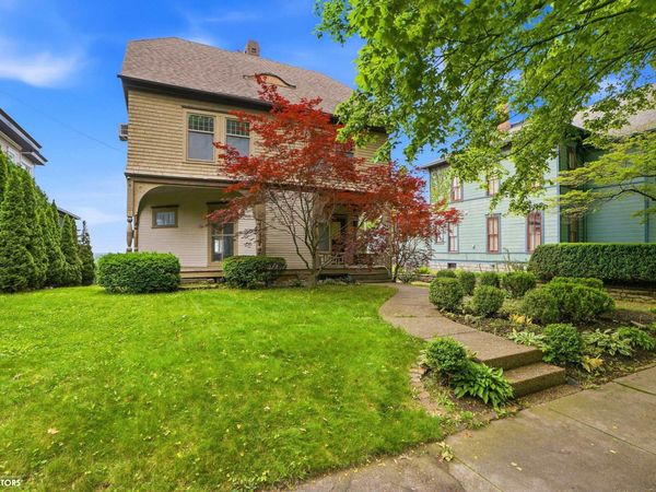 1018 N 4Th Street, Burlington, IA 52601