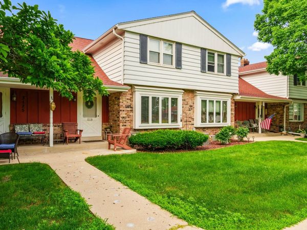 3119 W King Arthurs Ct, Greenfield, WI 53221