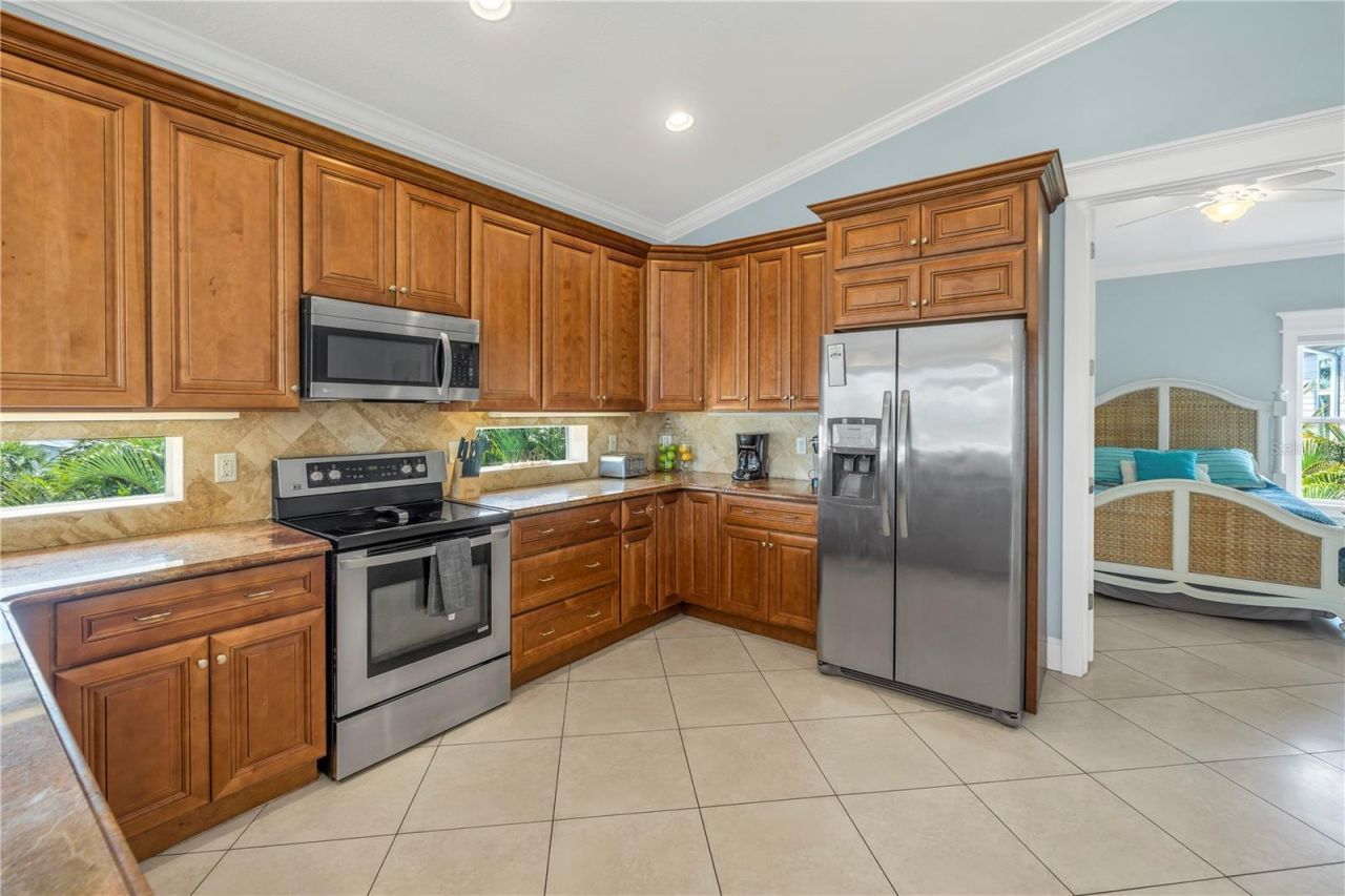105 4th Street S, Bradenton Beach, FL 34217 Photo