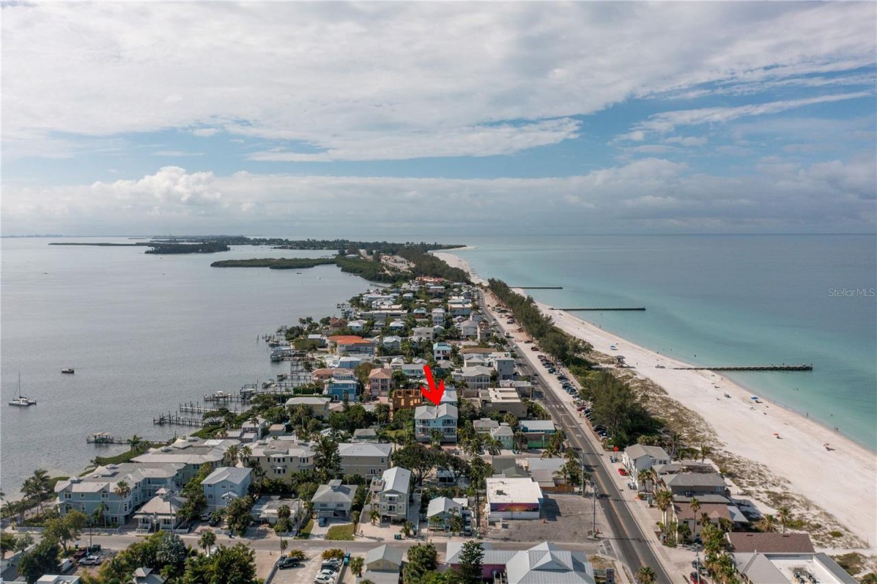 105 4th Street S, Bradenton Beach, FL 34217 Photo