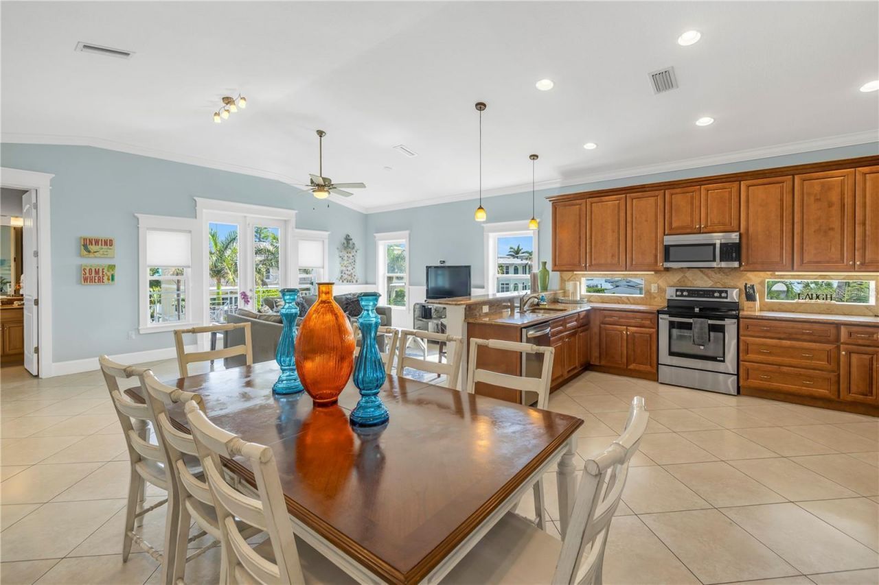 105 4th Street S, Bradenton Beach, FL 34217 Photo