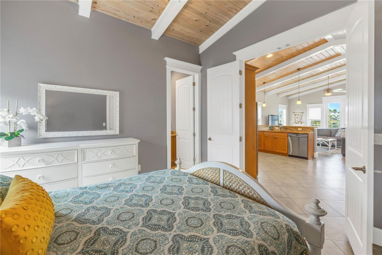 105 4th Street S, Bradenton Beach, FL 34217 Photo