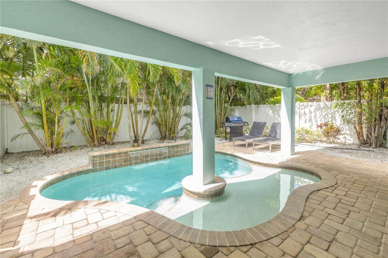 105 4th Street S, Bradenton Beach, FL 34217 Photo