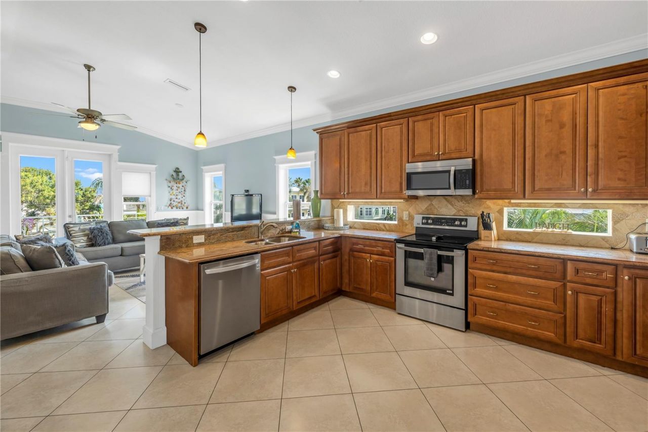 105 4th Street S, Bradenton Beach, FL 34217 Photo