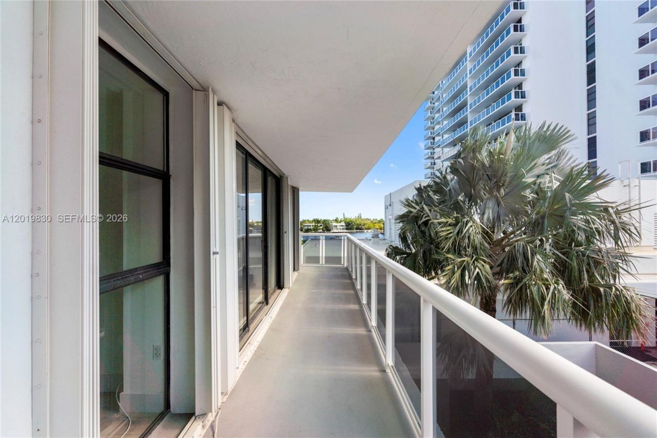 20505 E Country Club Dr , Unit 434, Aventura, FL 33180 Photo