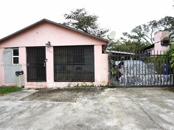 1667 NW 67th St , Miami, FL 33147