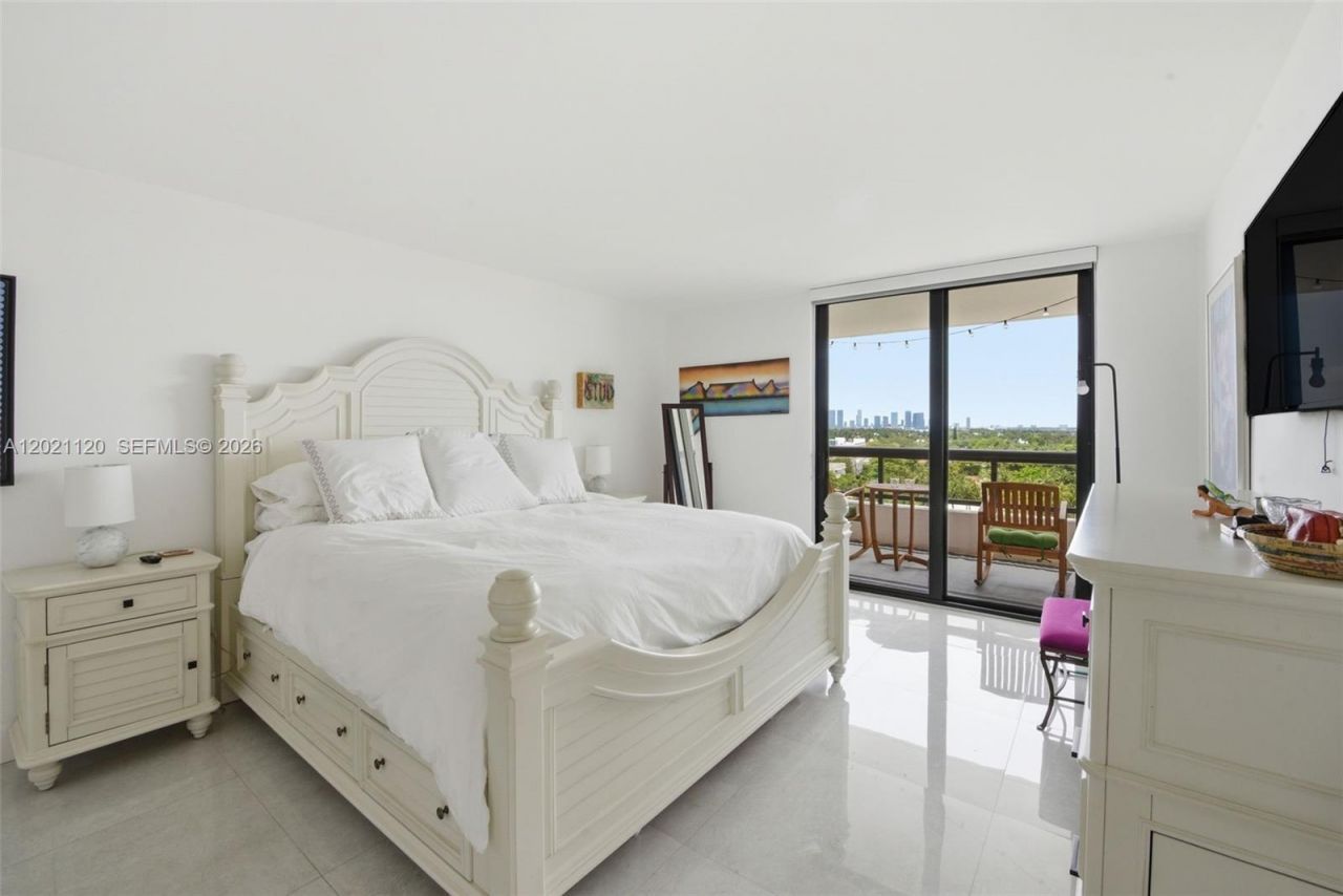 2555 Collins Ave , Unit 1106, Miami Beach, FL 33140 Photo