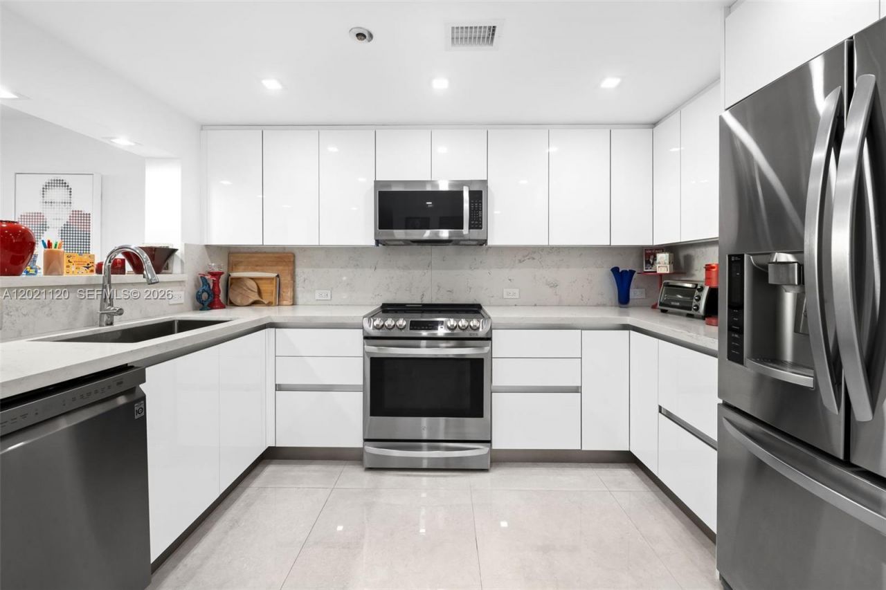 2555 Collins Ave , Unit 1106, Miami Beach, FL 33140 Photo