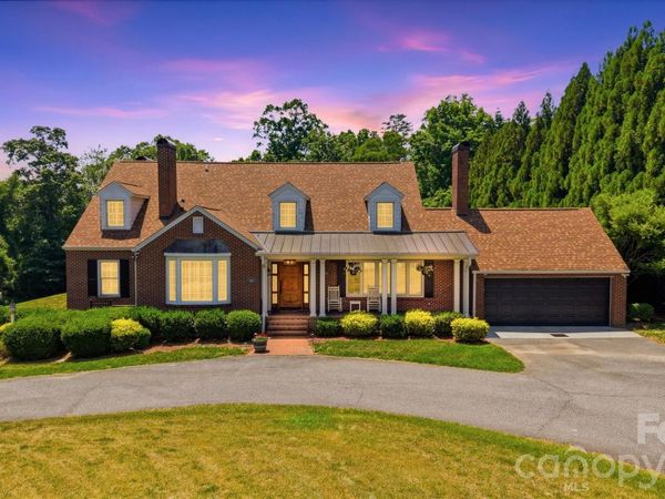 1013 14th Avenue Drive NW, Hickory, NC 28601
