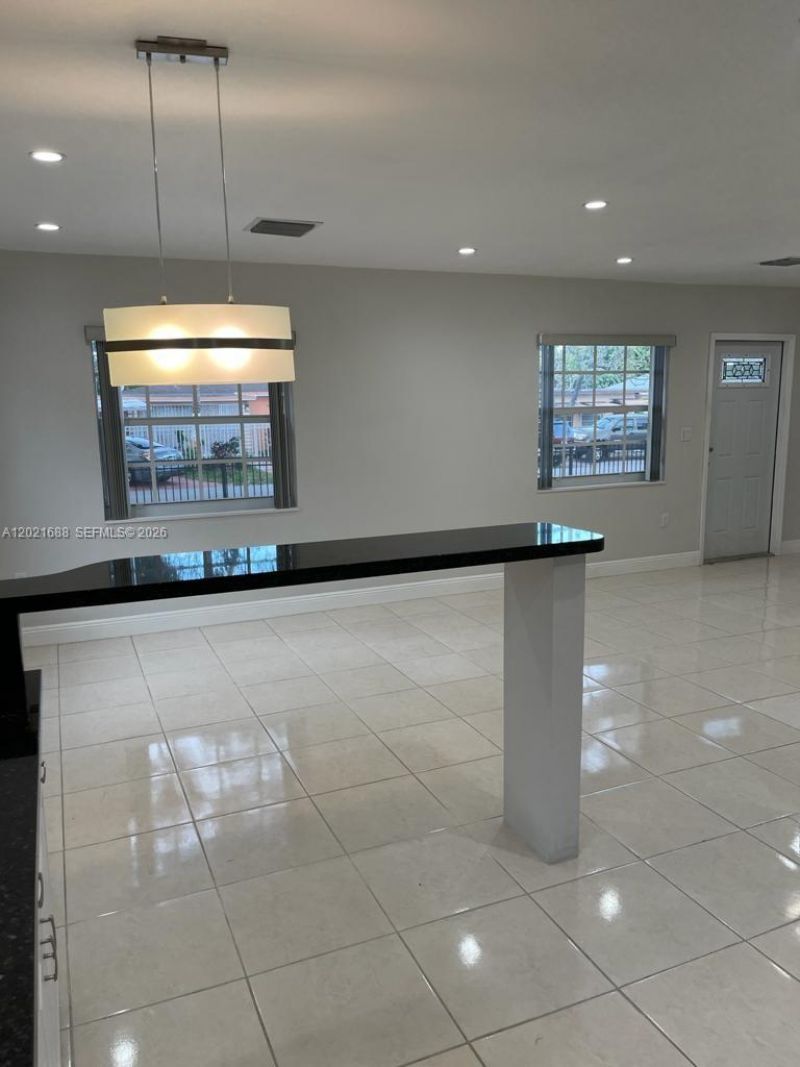 372 NE 162nd St , Miami, FL 33162 Photo