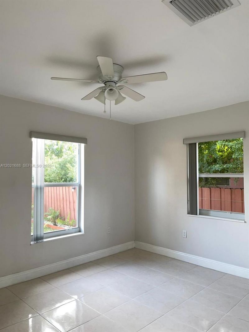 372 NE 162nd St , Miami, FL 33162 Photo