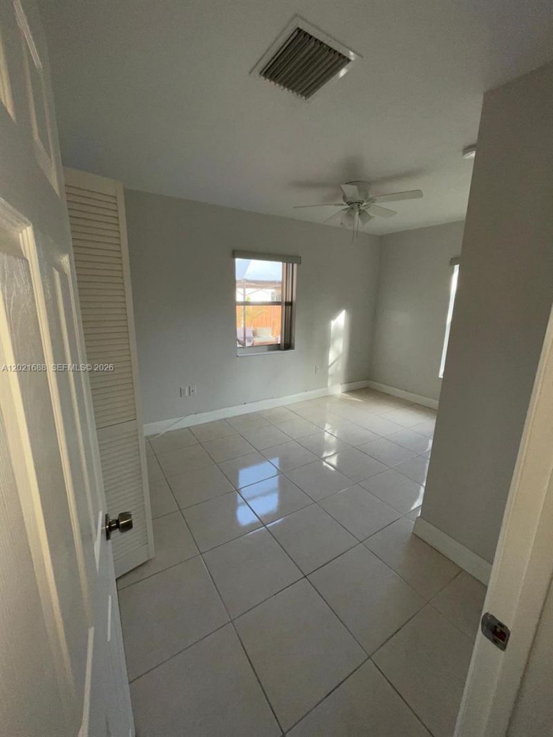 372 NE 162nd St , Miami, FL 33162 Photo