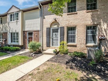 208 Stepping Stone Lane , Orchard Park, NY 14127