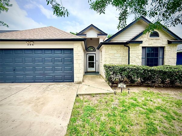 206 Sunshadow DR, Lockhart, TX 78644