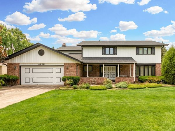 16W731 89th Place, Willowbrook, IL 60527