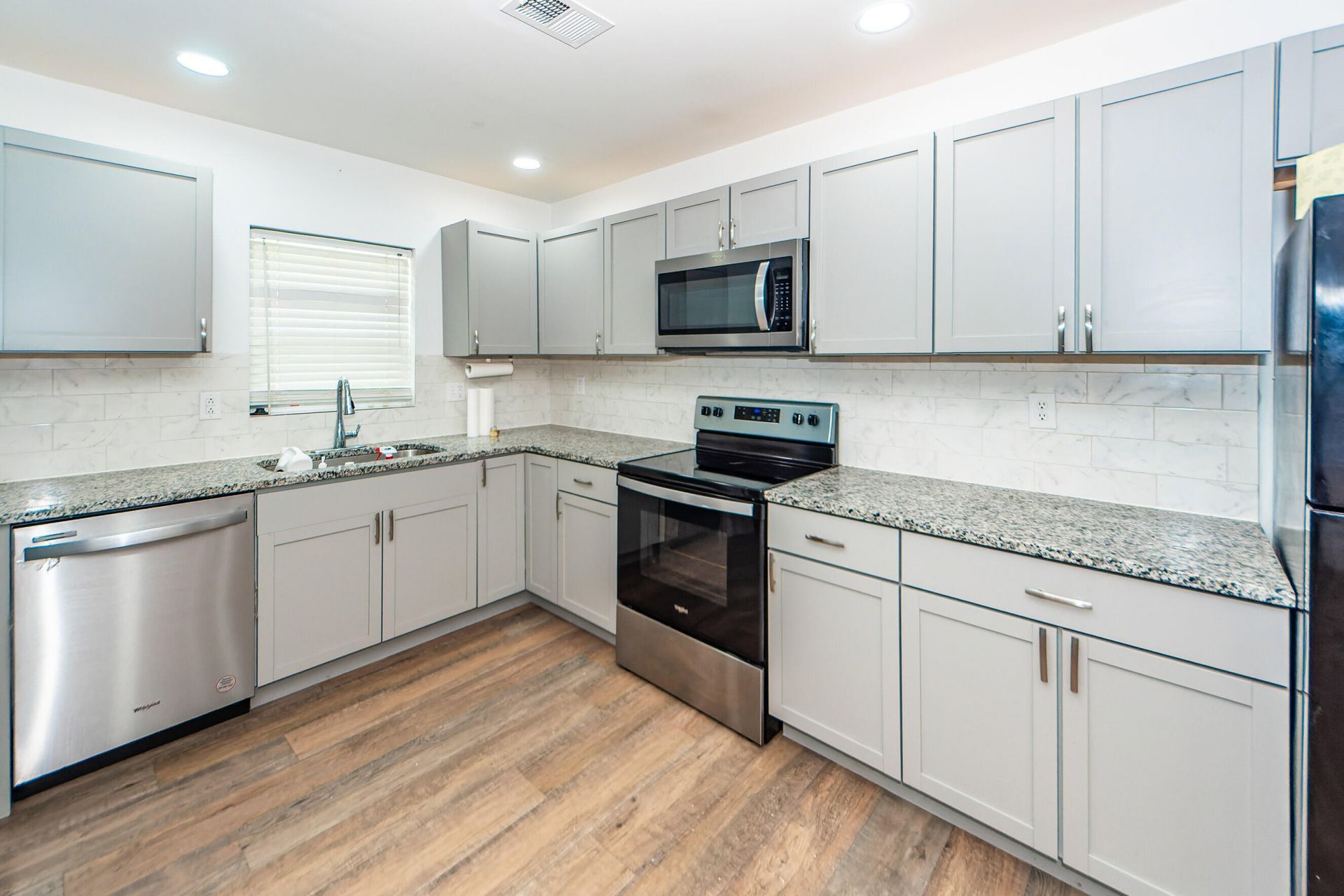 6933 Raymond Avenue Photo 10