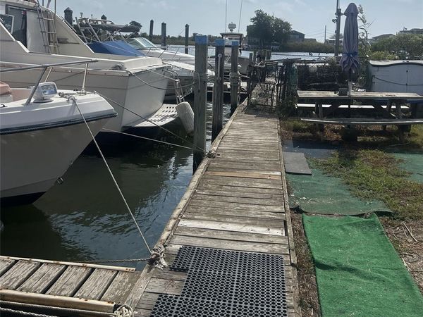 332 Riviera Parkway , Lindenhurst, NY 11757